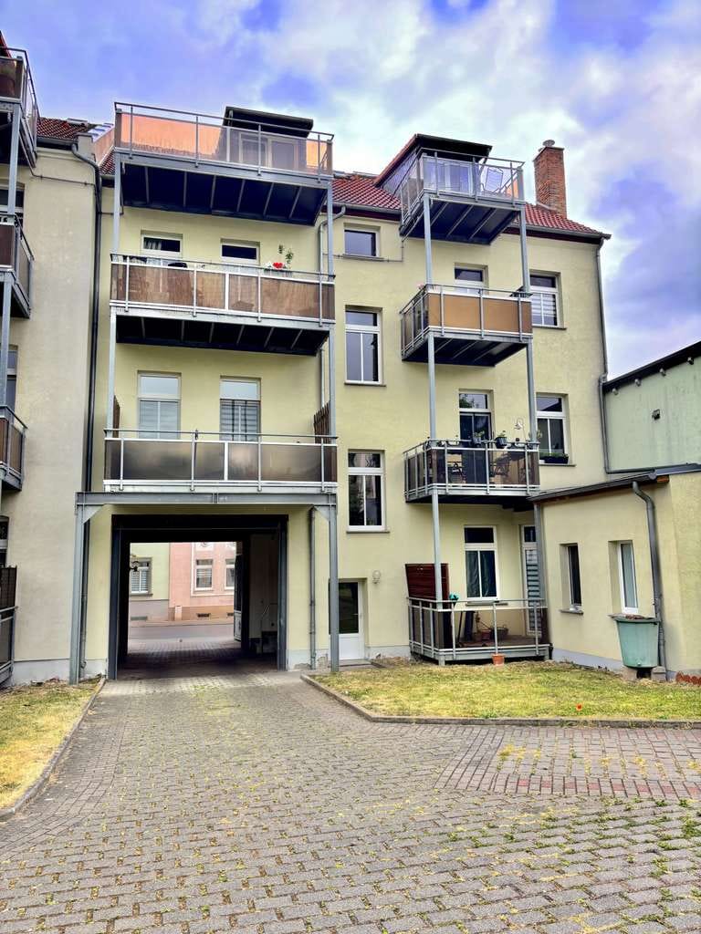 Immobilie in Köthen (Anhalt) - Kapitalanlage mit 6 % Rendite - 6 vermietete Wohnungen im gepflegten Mehrfamilienhaus in Köthen - Bild 1