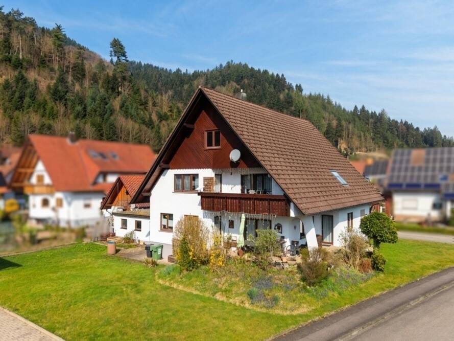 Immobilie in Oppenau - ***Gepflegtes Zweifamilienhaus mit Ausbaupotential in ruhiger Lage von Oppenau-Ramsbach*** - Bild 1