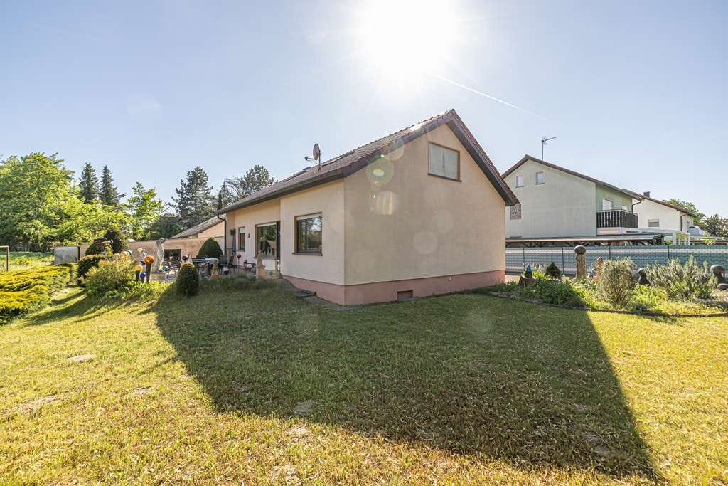 Immobilie in Forst - Potenzial trifft Top-Lage:
Großzügiges Familiendomizil auf einem 1002 m² großen Grundstück in Forst - Bild 2