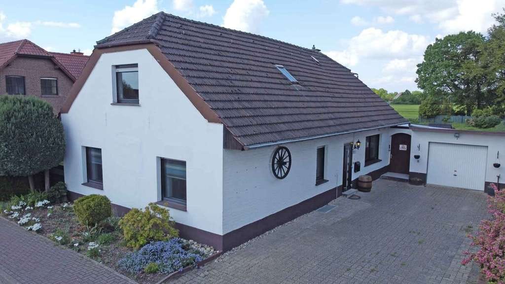 Immobilie in Alpen - Historisches zu Hause mit großem Grundstück! Großzügiges Einfamilienhaus in Alpen-Menzelen! - Bild 0