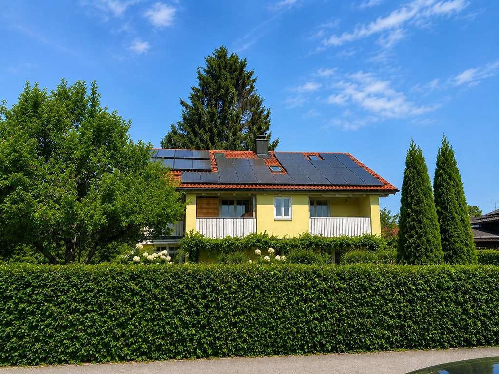 Immobilie in Bernau am Chiemsee - Liebevoll und großzügiges Einfamilienhaus mit Garten in Bernau am Chiemsee - Bild 0