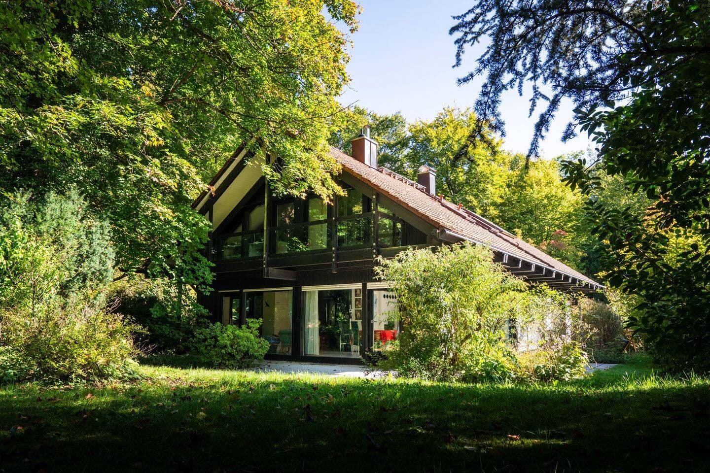 Immobilie in Feldafing - HUF Zweifamilienhaus auf ca. 2.300 m2 Grund in Feldafing - 8 Gehminuten zum See - Ortsrandlage - Bild 0