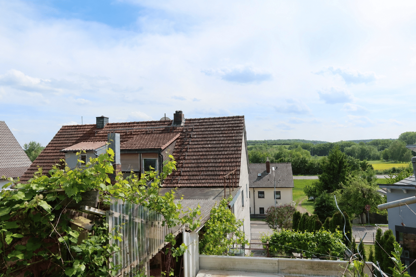 Immobilie in Gädheim - Wohnhaus (DHH) mit Doppelgarage inklusive zusätzlichem Baugrundstück in sonnige Hanglage - Gädheim - Bild 4