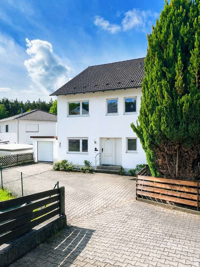 Immobilie in Röthenbach an der Pegnitz - Viel Platz für die Familie: Sehr gepflegte DHH mit Wohlfühloase (Sauna) & großem Garten - Bild 2