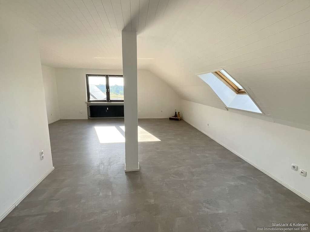 Immobilie in Schwanstetten - Schöne Dachgeschosswohnung 
mit gemütlicher Loggia 
und großem Spitzboden - Bild 3