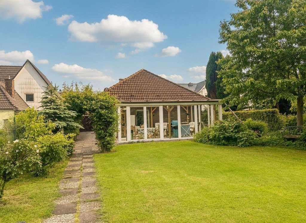 Immobilie in Marne - Walmdachbungalow in Marne - Stilvolles Wohnen mit Gartenblick und Wintergarten! - Bild 2