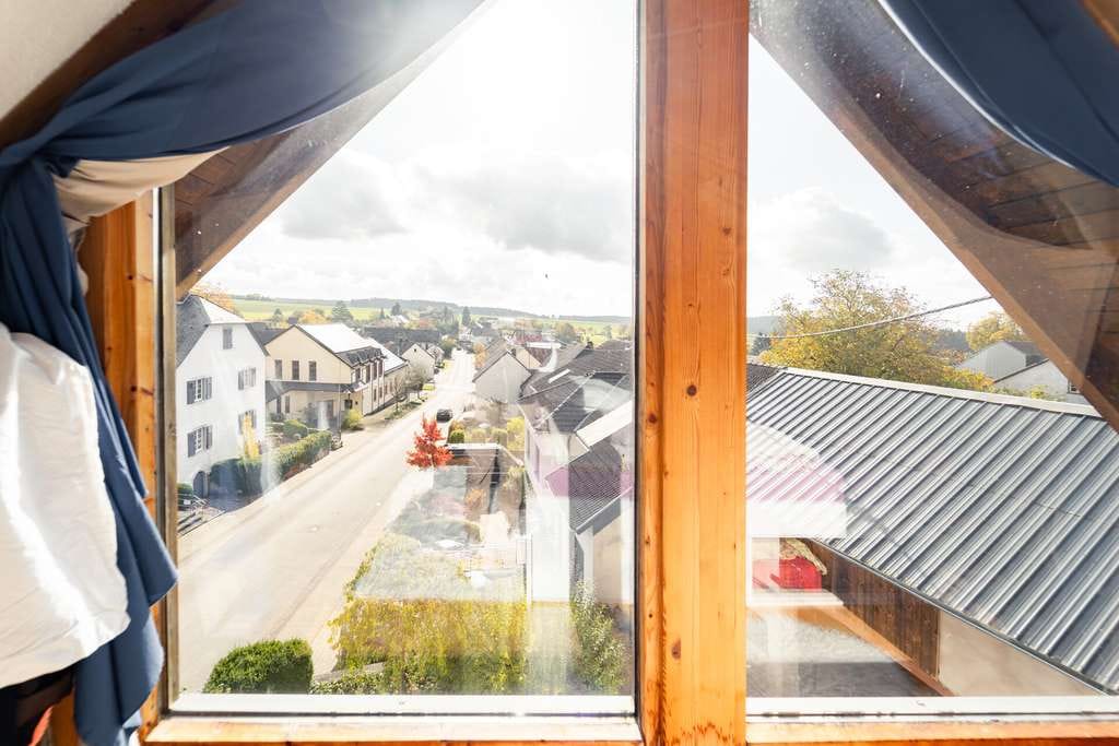 Immobilie in Niederscheidweiler - Das „Haus, das Geld verdient“ – Historisches Juwel mit Eifel-Panorama & Pferdestall ! - Bild 1