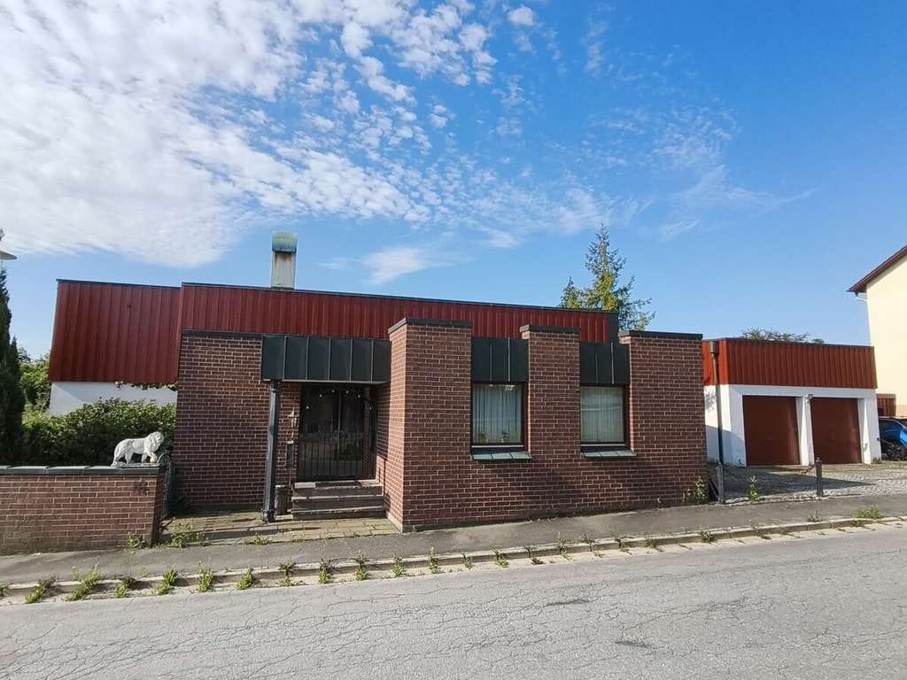 Immobilie in Hengersberg - 295 m2 Unternehmer-Villa Art "Bungalow" m. ca. 1.100 m2 herrlich angelegtem Garten in zentraler Lage - Bild 0