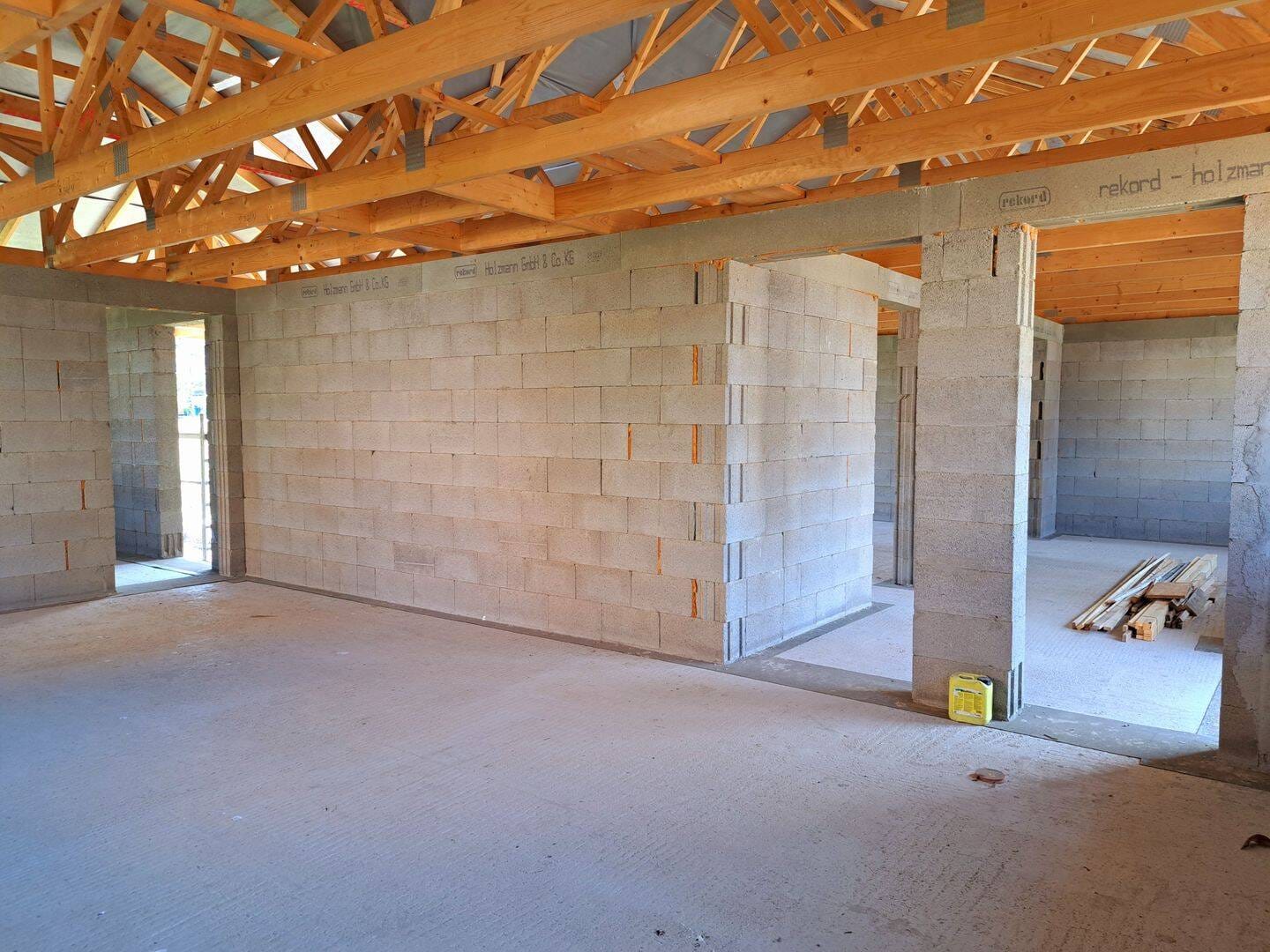 Immobilie in Wadern - Bungalow (Rohbau) mit Dach und Garage auf 8 ar Grundstück in Wadern-Büschfeld - ideal für Handwerker! - Bild 2