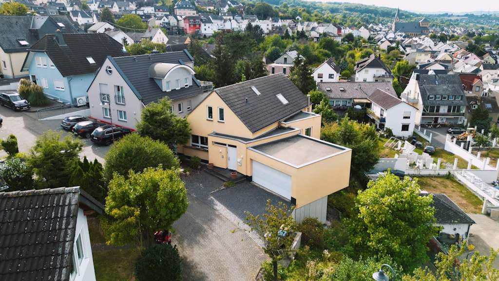 Immobilie in Mülheim-Kärlich - Exklusives Wohnen in Halbhöhenlage von Mülheim- Kärlich mit mit Blick über die Rheinebene - Bild 0