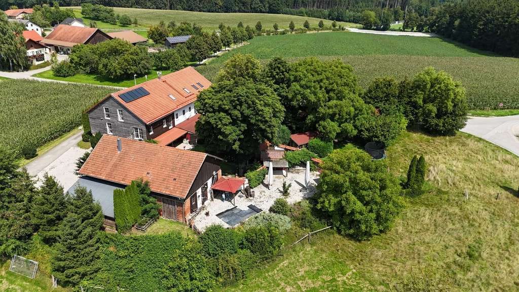 Immobilie in Neufraunhofen - Einzigartiges Anwesen mit großzügigem 2-Familienhaus, Gewerbeeinheit und Möglichkeit zur Tierhaltung - Bild 0