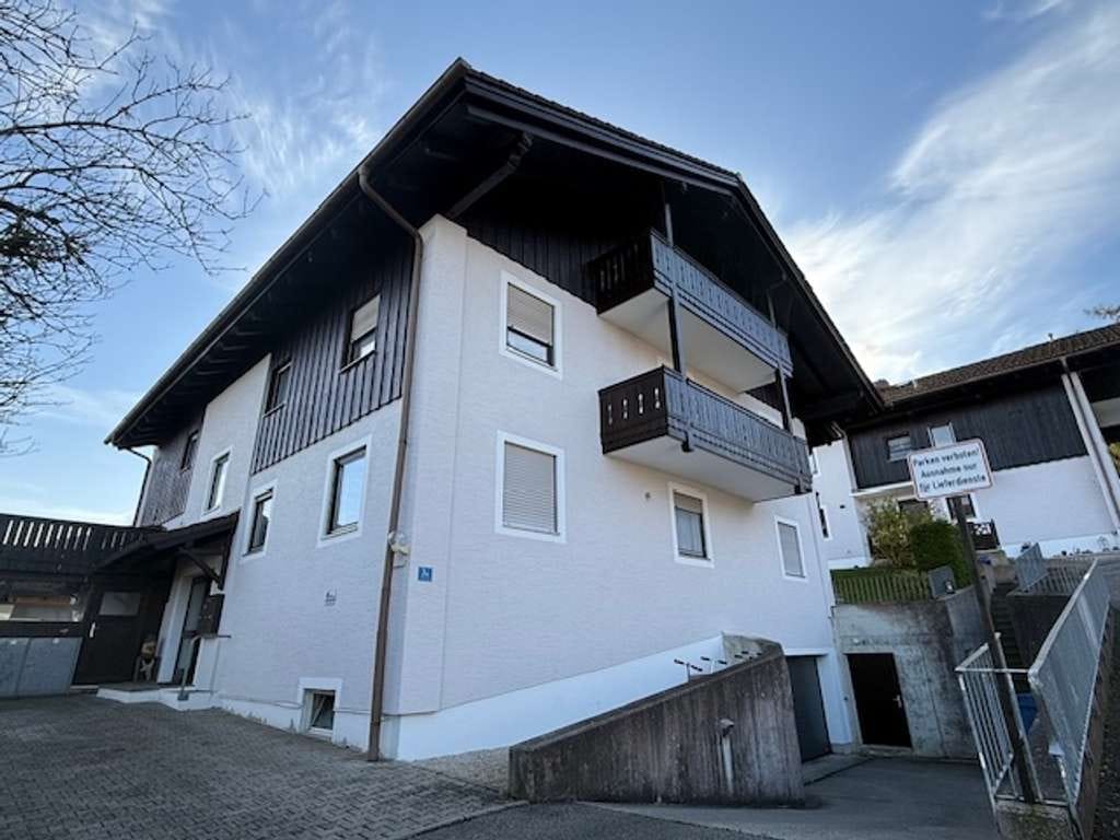 Immobilie in Anger - Großzügige und gemütliche Dachgeschosswohnung in ländlicher Wohnlage! - Bild 1