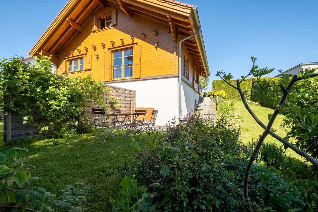 Immobilie in Schlier - SOFORT WOHLFÜHLEN! Sehr charmantes Einfamilienhaus mit Einliegerwohnung in schöner Ortsrandlage - Bild 2