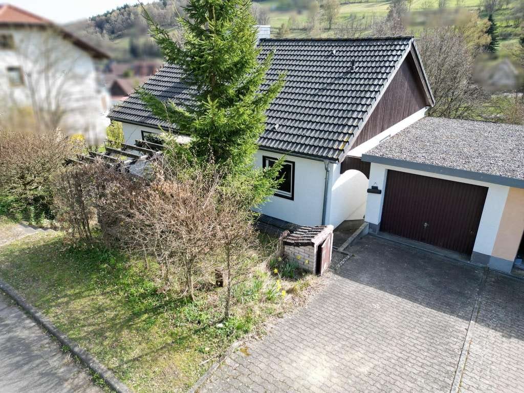 Immobilie in Flörsbachtal - Platz für Träume und Ideen – Einfamilienhaus mit Entwicklungsspielraum
 - Bild 1