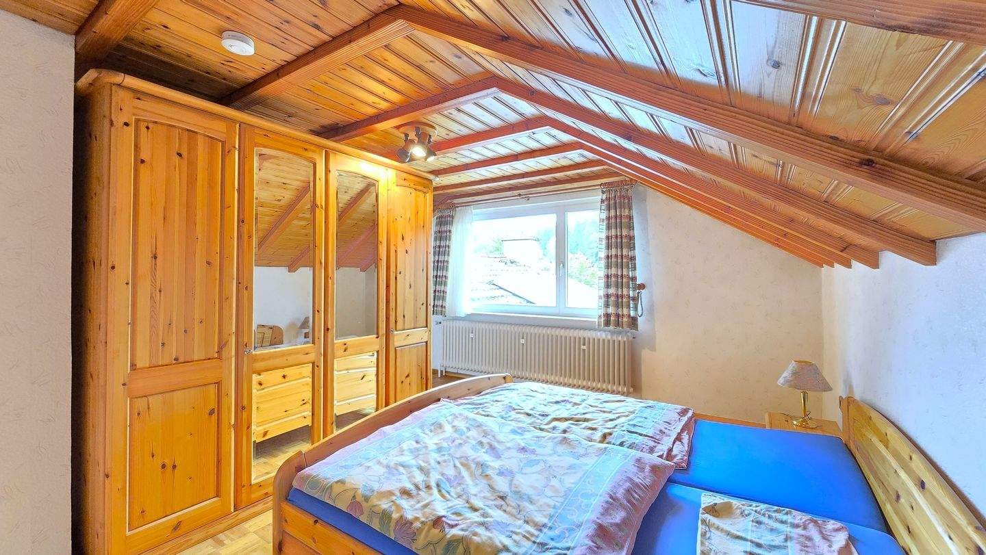 Immobilie in Bonndorf im Schwarzwald - Großzügiges 3-Familienhaus mitten im Grünen in Bonndorf-Dillendorf zu verkaufen - Bild 2
