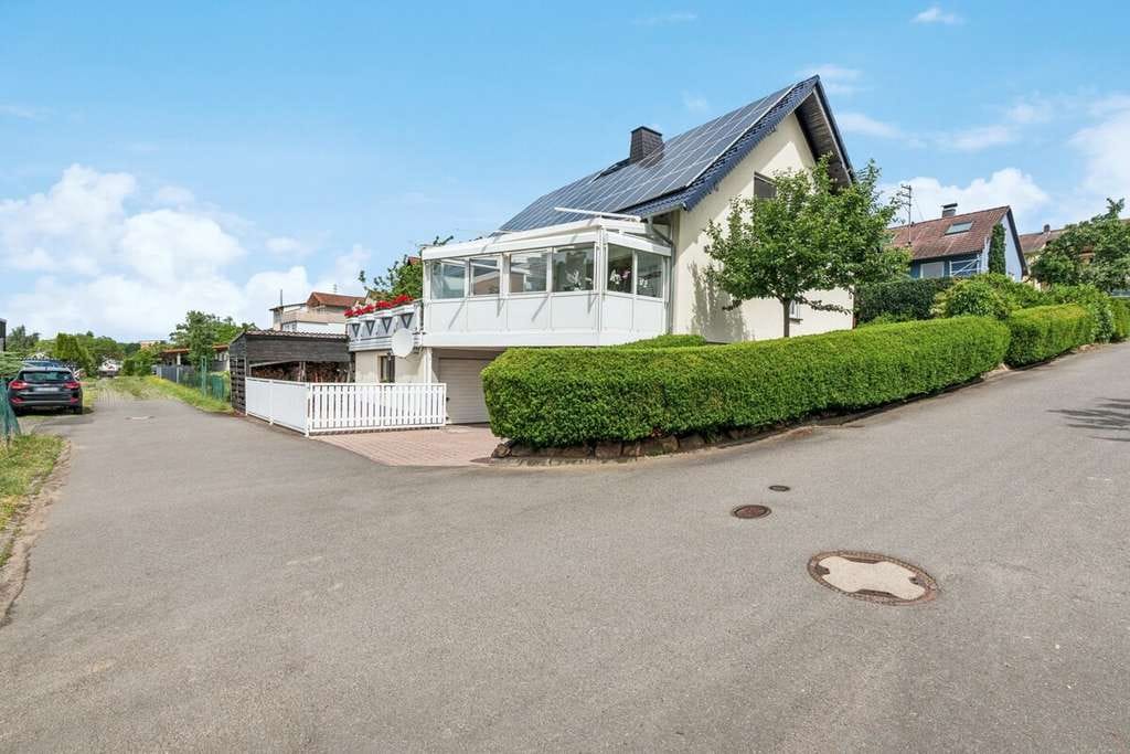 Immobilie in Waldems - Provisionsfrei – Haus mit bildschönem Blick und hochwertiger Ausstattung (Sauna, PV-Anlage etc.) - Bild 0