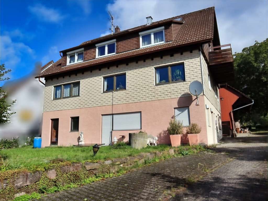 Immobilie in Neuweiler - Wohnhaus mit Einliegerwohnung, Garage und Scheune in ruhiger Lage und ländlicher Umgebung. - Bild 2