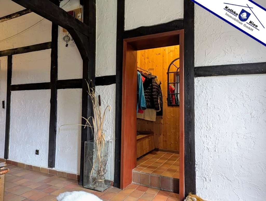Immobilie in Walsrode - Historischer Charme trifft modernen Wohnkomfort: Großzügiges Anwesen mit Biotop, Stall und Scheune - Bild 2