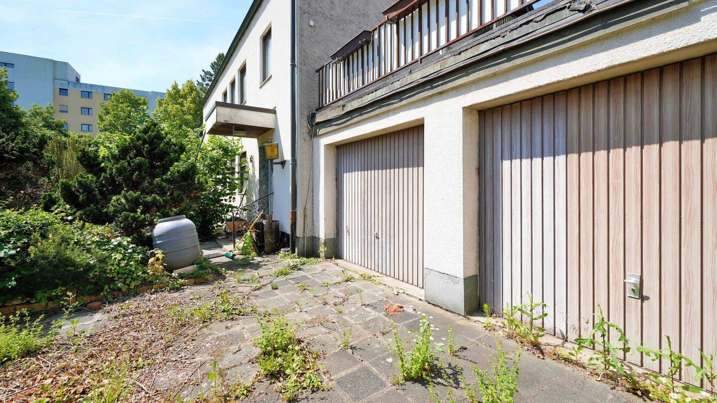 Immobilie in Nürnberg - Ruhig gelegenes Zweifamilienhaus mit Doppelgarage in Thon (sanierungsbedürftig) - Bild 4