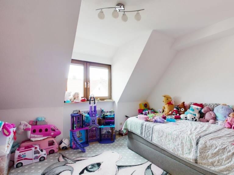 Immobilie in Beuren - Stilvolle 3-Zimmer-Maisonettewohnung mit Balkon, zwei Bädern und Stellplätzen in attraktiver Lage von Beuren (Wohn-und Geschäftshaus) - Bild 4