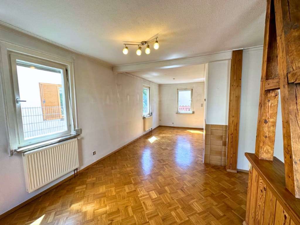 Immobilie in Bad Urach - Familiengerecht wohnen: 5,5 Zimmer, 118 m², Terrasse, Parken am Haus - Bild 1