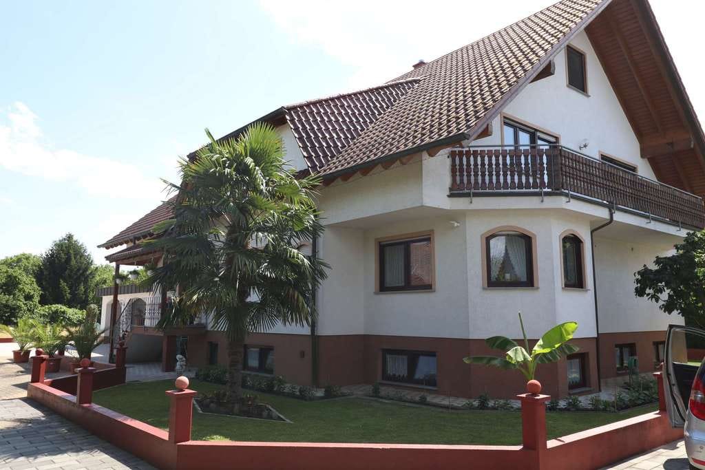 Immobilie in Rheinau - Ruhig gelegenes Mehrgenerationenhaus mit Garten und Vermietungsmöglichkeit - Bild 1