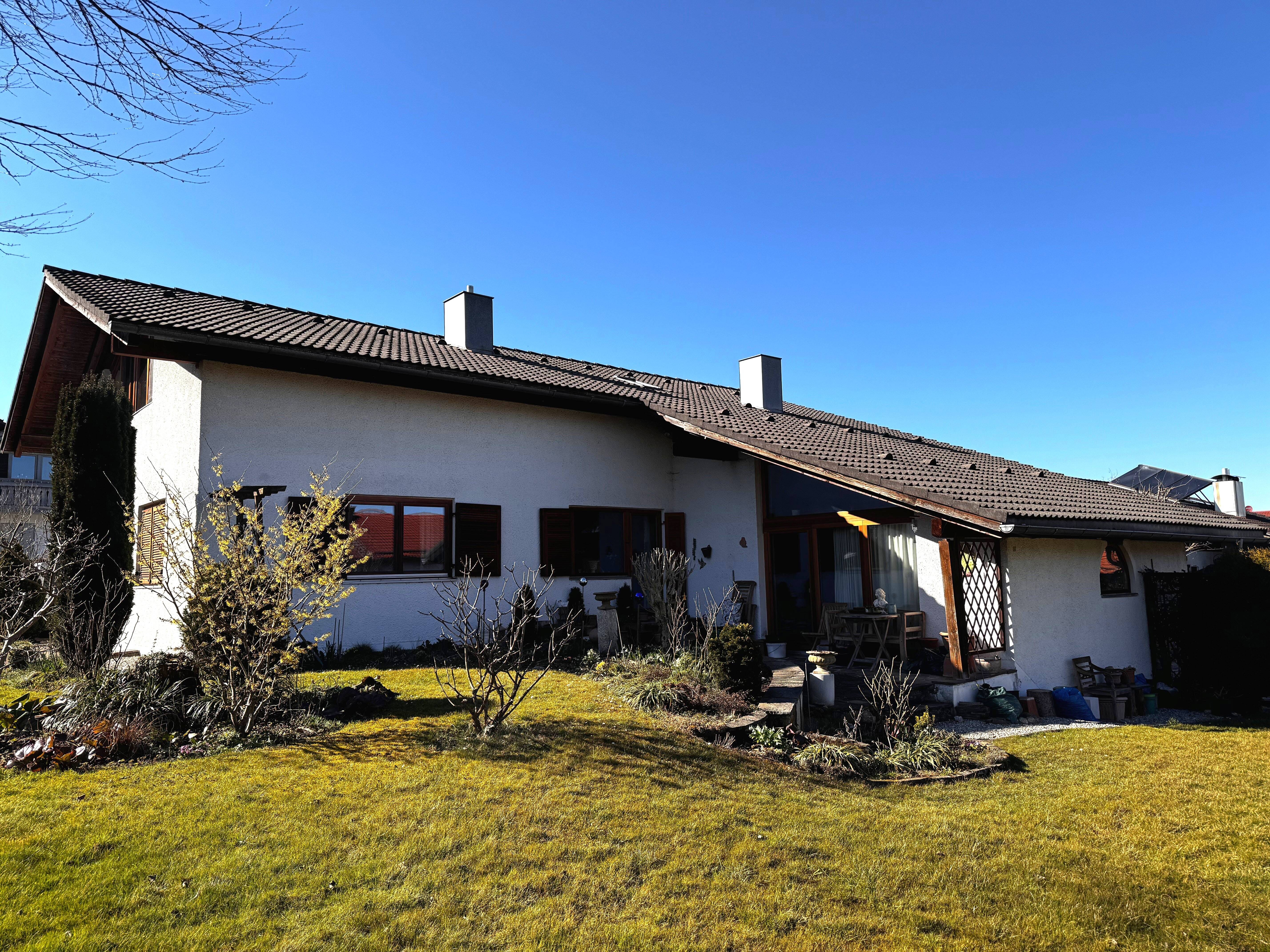 Immobilie in Griesstätt - Einfamilienhaus mit großen Garten in ruhiger Lage - Bild 0