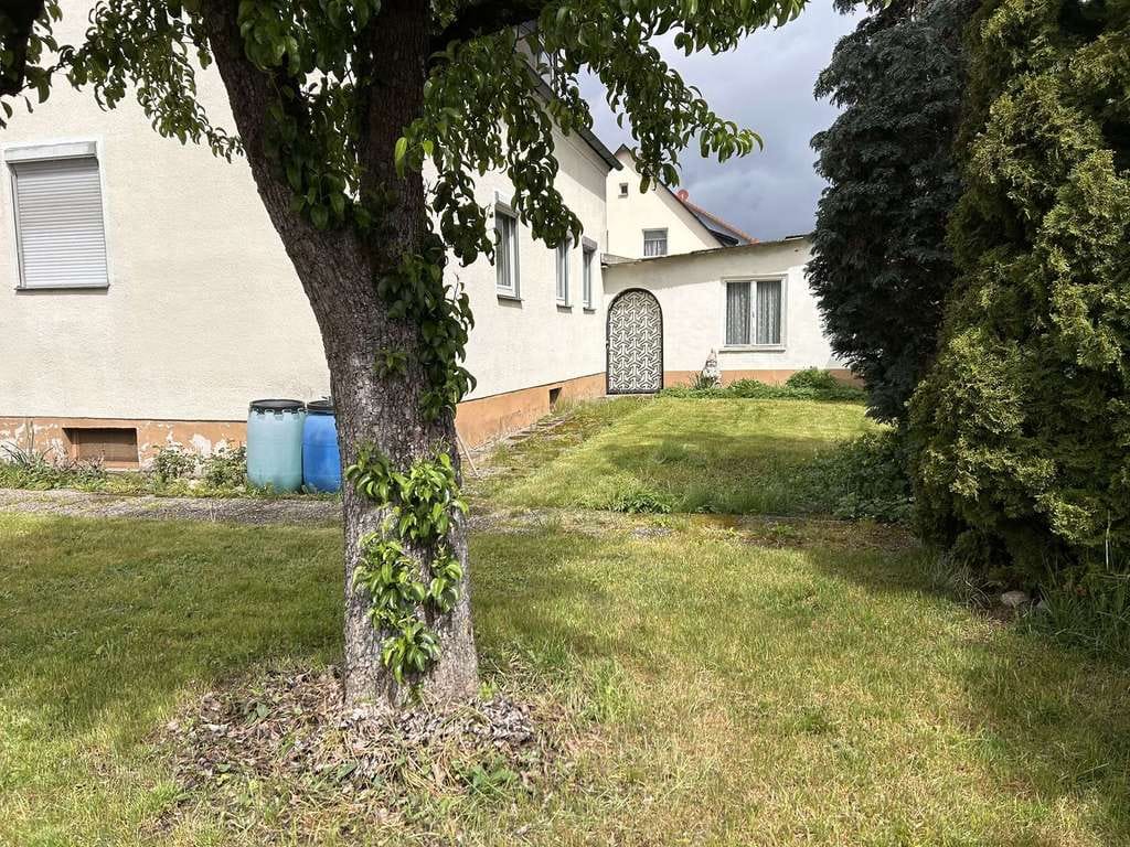 Immobilie in Weiden in der Oberpfalz - PROVISIONSFREI: Gut geschnittenes Ein-/Zweifamilienhaus mit viel Potenzial in beliebter Wohnlage - Bild 1