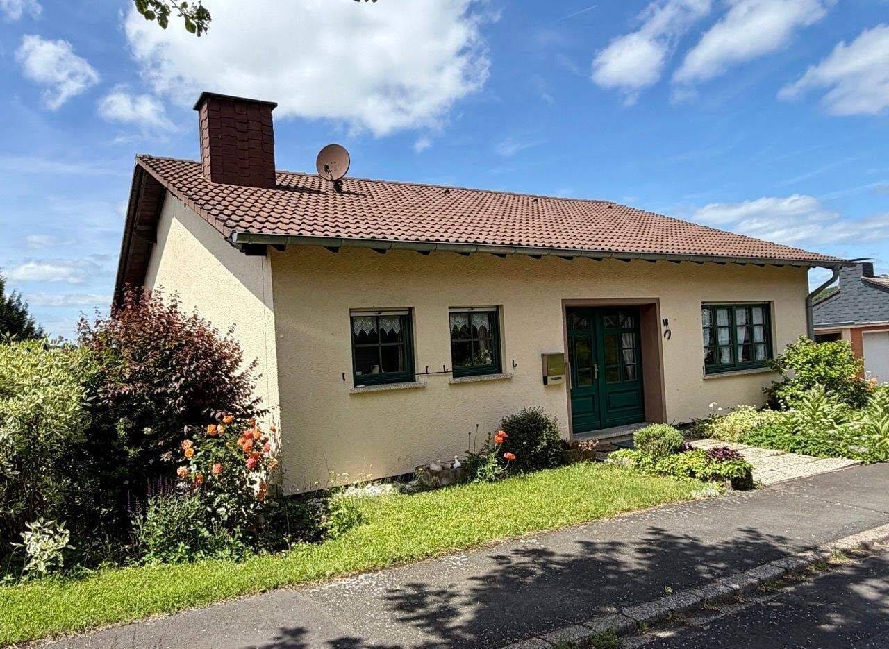 Immobilie in Hillesheim -  Gepflegtes Einfamilienhaus mit Einliegerwohnung und traumhafter Aussicht - Bild 1