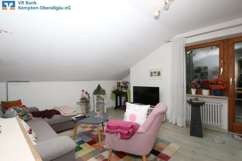 Immobilie in Sonthofen - Charmante 2-Zimmer-Dachgeschosswohnung mit Bergblick und gesicherter Mieteinnahme - Bild 1