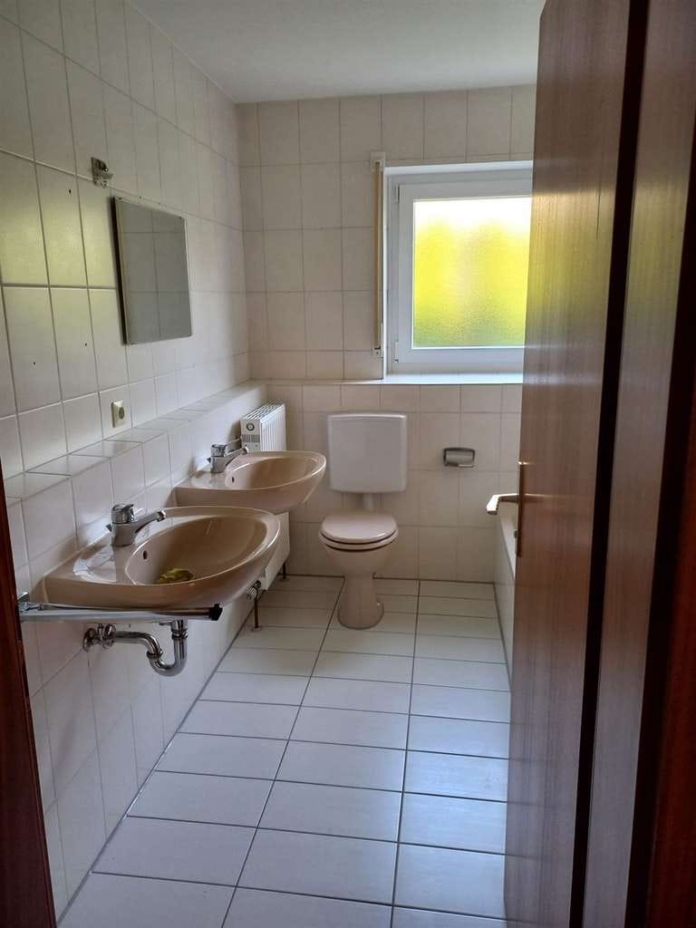 Immobilie in Offenau - MFH mit 4 Einheiten, teilw. saniert, PV-Anlage, 4 Pkw-SP und 2 Garagen in 74254 Offenau zu verkaufen - Bild 2