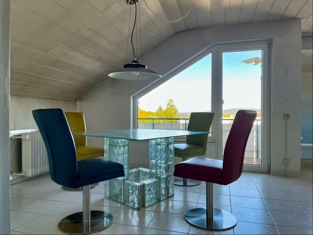 Immobilie in Allmersbach im Tal - Charmante 3-Zimmer Dachgeschosswohnung mit Garage und Stellplatz - Bild 1