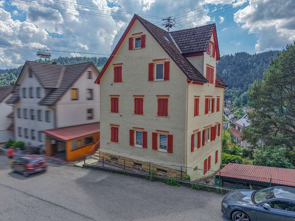 Immobilie in Schramberg - Kapitalanlage mit traumhaftem Schwarzwaldblick!
Mehrfamilienfamilienhaus mit 4 Einheiten! - Bild 1