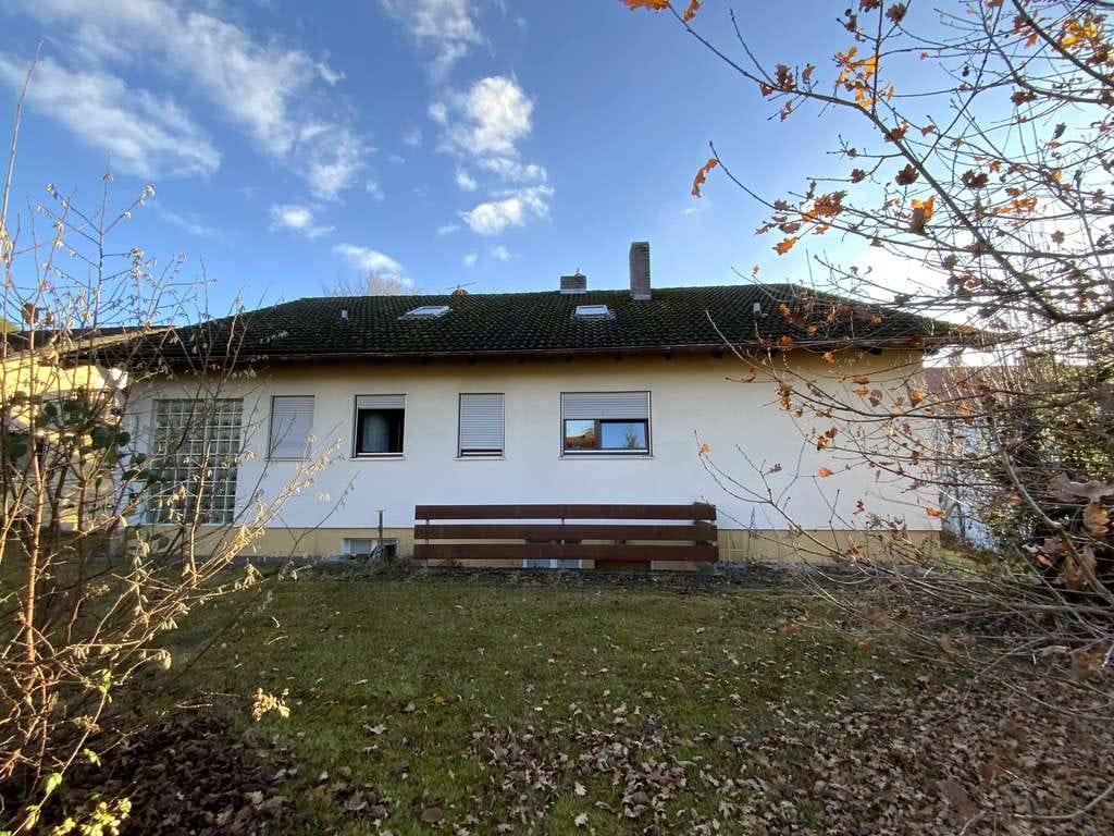 Immobilie in Münchsmünster - Einfamilienhaus mit Einliegerwohnung in Münchsmünster - Wohnen mit Potenzial und viel Raum  - Bild 1