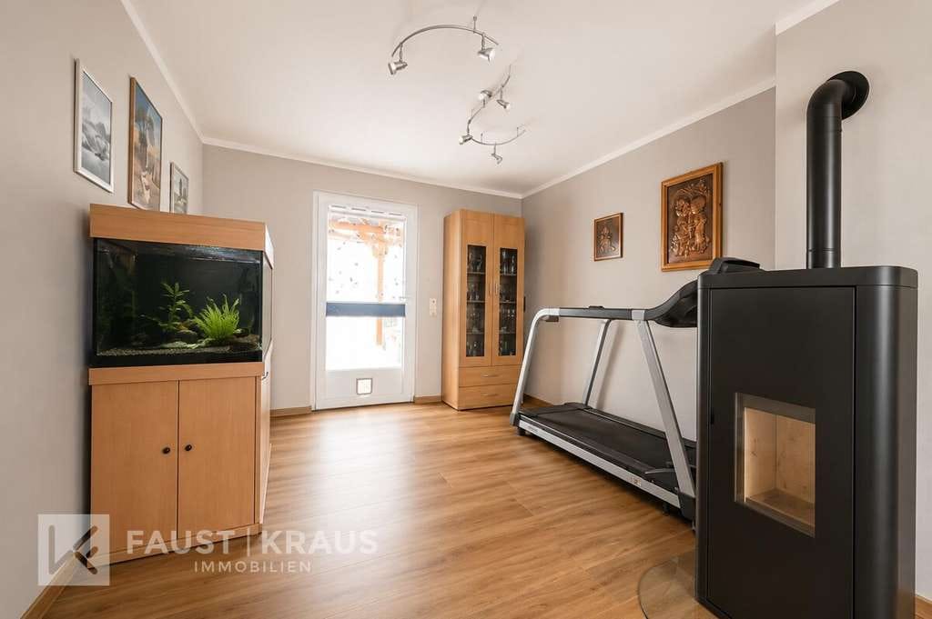 Immobilie in Weibersbrunn - Gepflegtes Wohnhaus mit großem Grundstück, Garage, Carport und vielseitigen Nutzungsmöglichkeiten - Bild 3