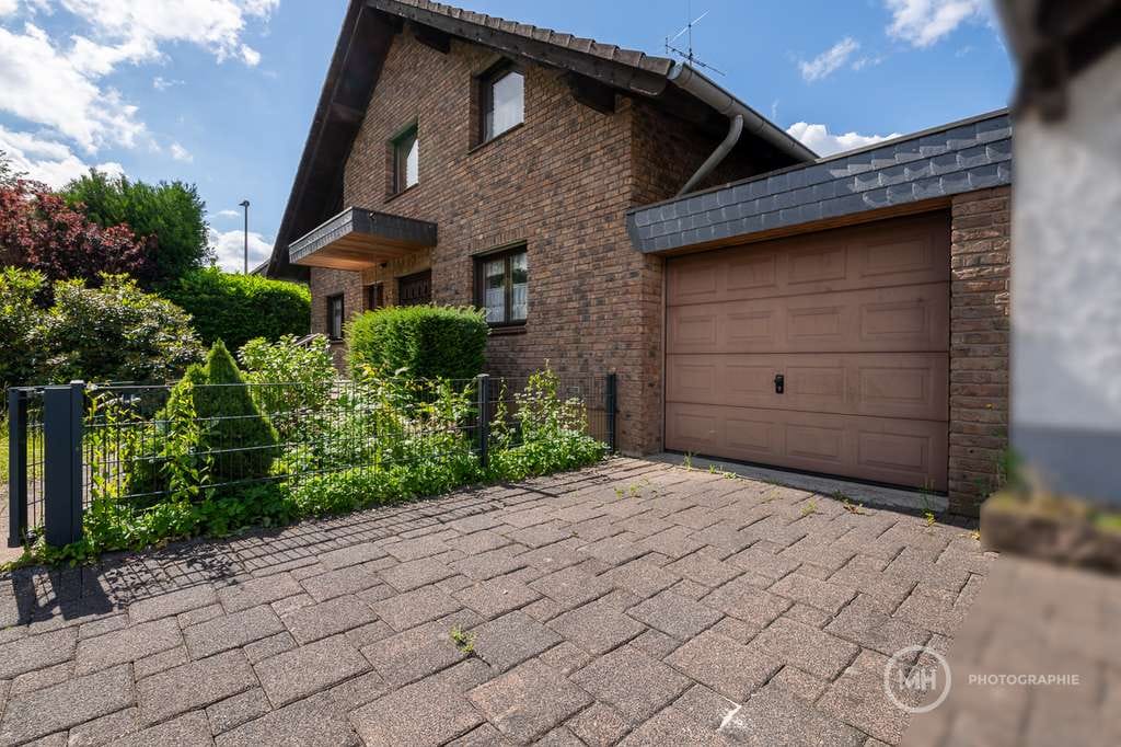 Immobilie in Siegburg - MANNELLA *Großzügiges Zuhause auf Erbpacht* Mit Einliegerwohnung, Garten und großem Kellerbereich. - Bild 2