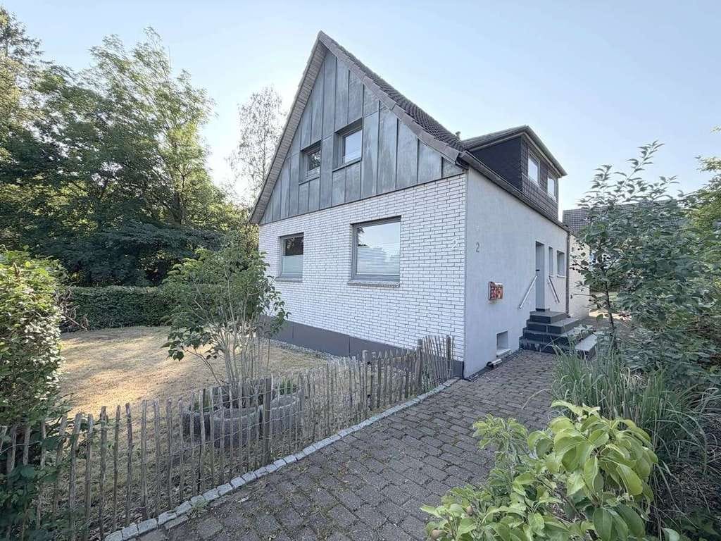 Immobilie in Glücksburg - Freistehendes Einfamilienhaus mit Balkon-Loggia und viel Nutzfläche in begehrter Lage von Glücksburg - Bild 0