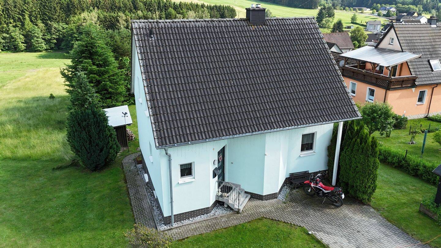 Immobilie in Teuschnitz - Einziehen und Wohlfühlen: Gepflegtes Einfamilienhaus mit Traumblick und moderner PV-Anlage in Teuschnitz OT Haßlach - Bild 0