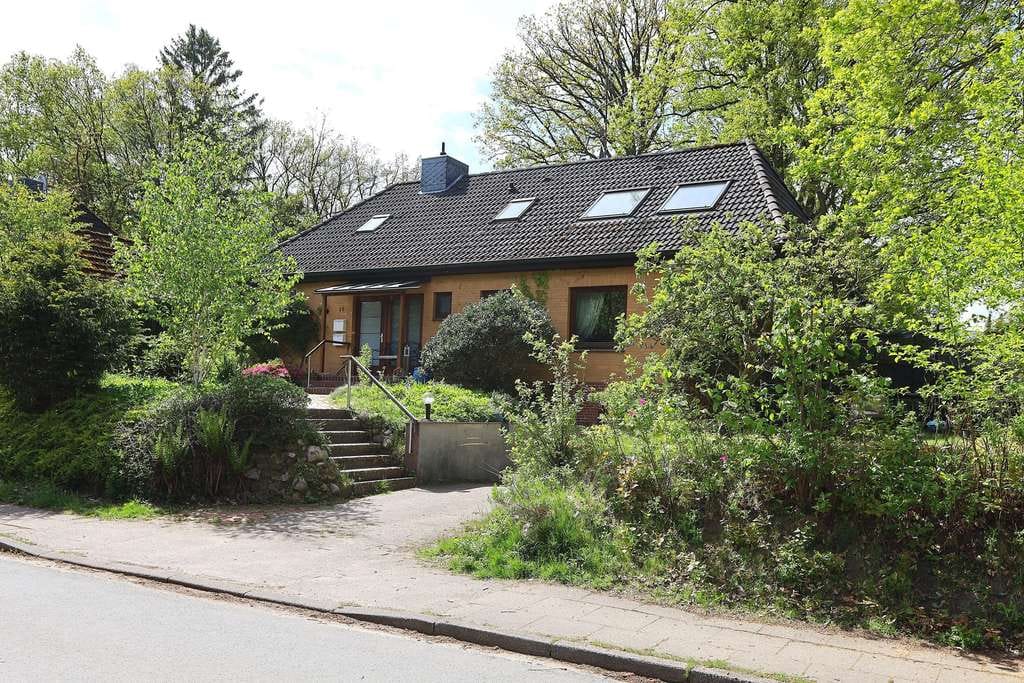 Immobilie in Kakenstorf - Charmantes  Einfamilienhaus mit Einliegerwohnung und idyllischem Garten - Bild 1