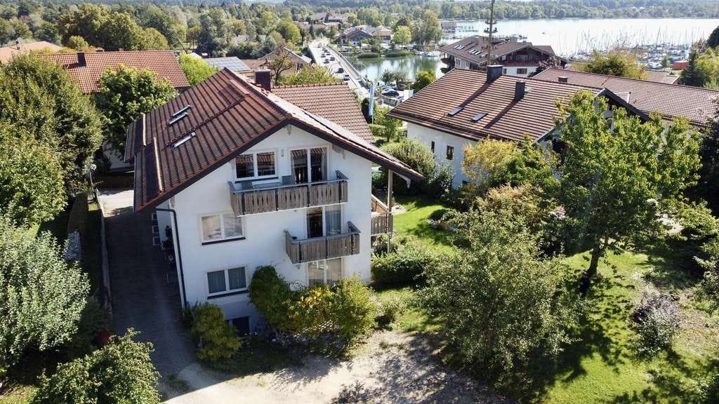 Immobilie in Seeon-Seebruck - Haus-in-Haus-Lösung mit Seeblick in Seebruck – kernsaniertes Bauernhaus mit Charme, Stil & Effizienz - Bild 2