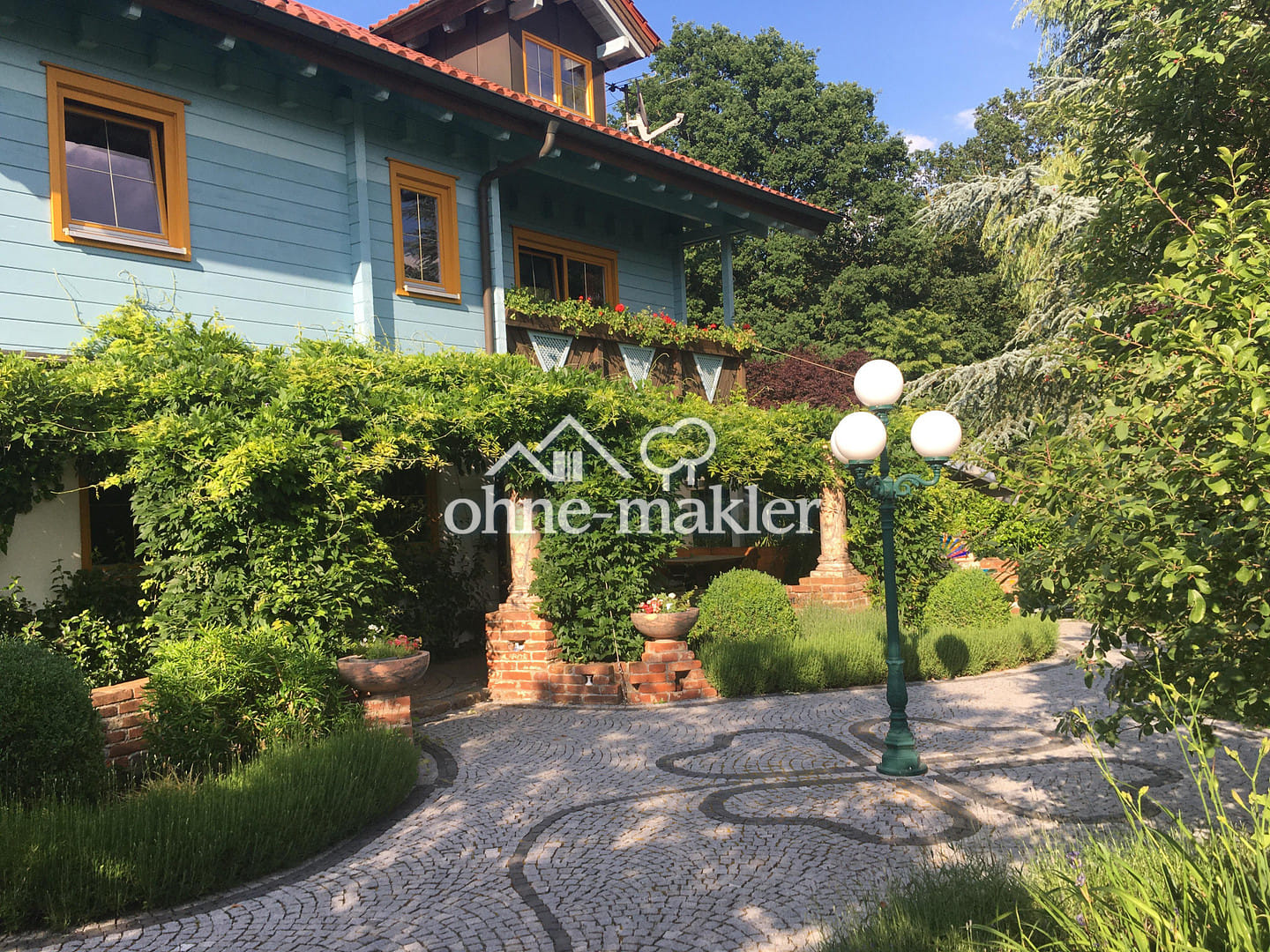 Immobilie in Adlkofen - Am Waldrand gelegenes Einfamilienhaus mit ELW und parkähnlichem Garten - Bild 1