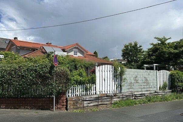 Immobilie in Haiger - Toller Bungalow mit überdachter Terrasse, Doppelgarage und schönem Garten in Haiger-Allendorf gelegen - Bild 1