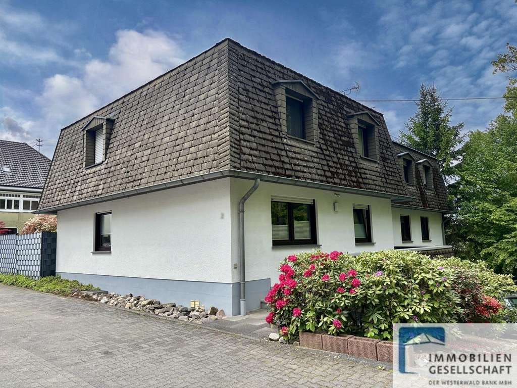 Immobilie in Altenkirchen (Westerwald) - Kompakte und gepflegte Souterrainwohnung in ruhiger und beliebter Ortsrandlage von Altenkirchen! - Bild 0