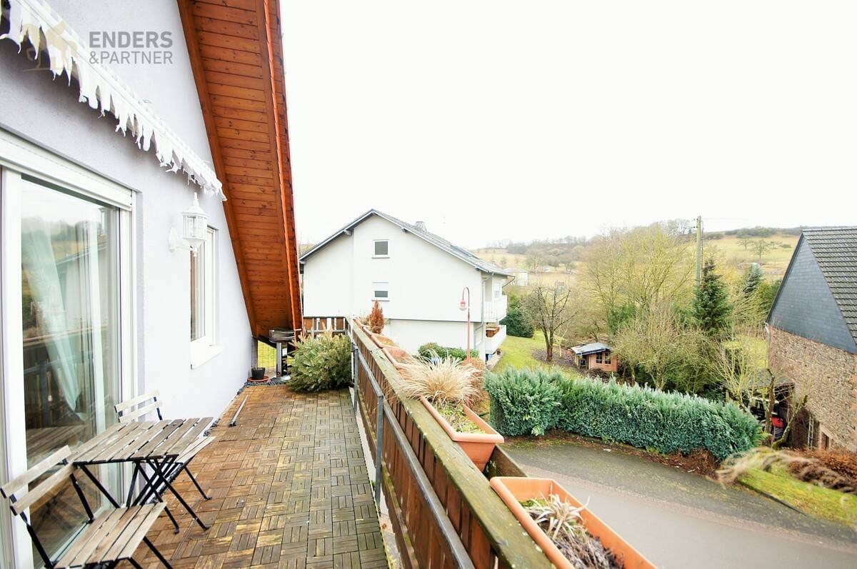 Immobilie in Flußbach - Gepflegtes 3-Familienhaus mit Garagen, Garten und hervorragenden Mieteinnahmen - Bild 2
