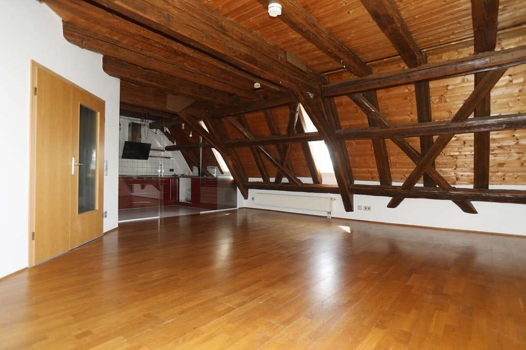 Immobilie in Zaberfeld - 5-Zimmer-Maisonette-Wohnung mit viel Charme und Holz - Bild 0