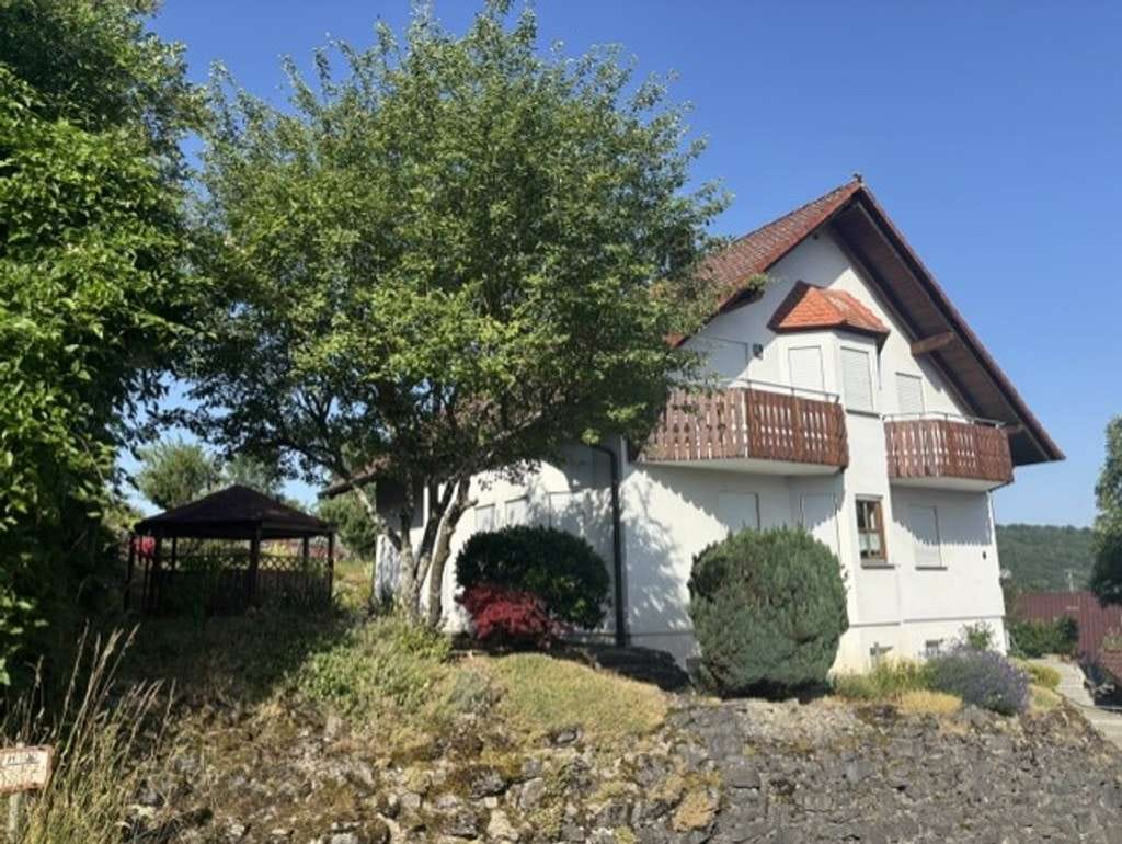 Immobilie in Dörzbach - Lichtdurchflutetes Zweifamilienhaus mit großem Garten, Carport und ausgebautem Keller  ruhige Lage - Bild 0