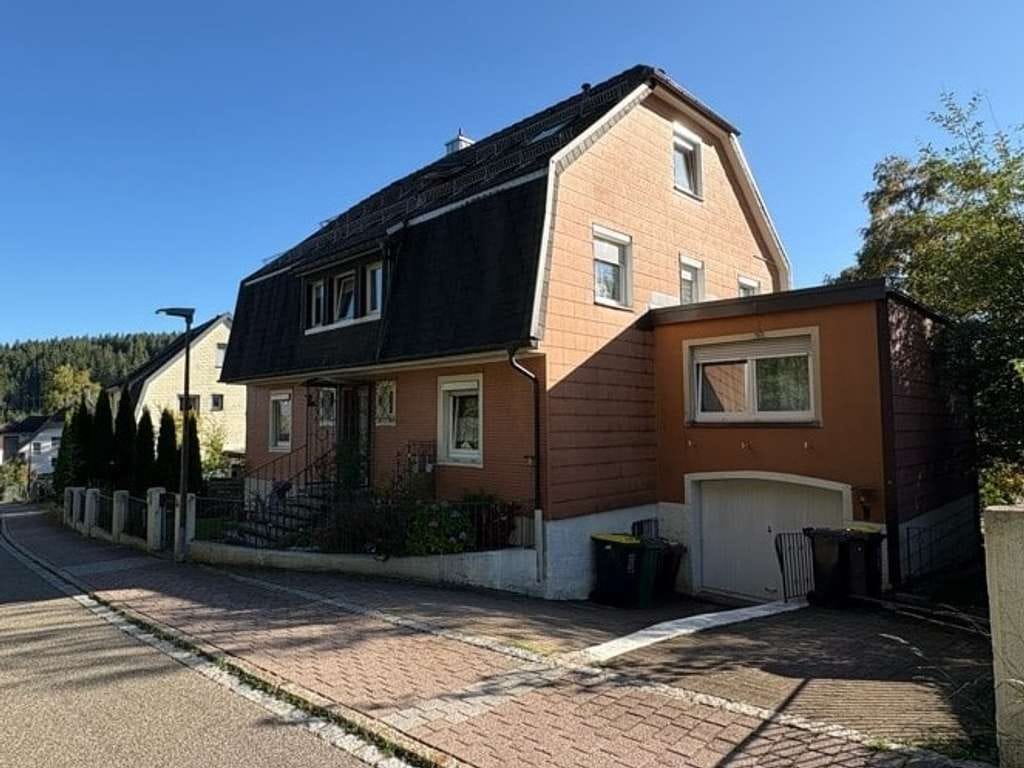 Immobilie in Furtwangen im Schwarzwald - Mehrfamilienhaus mit 2 Garagen - Bild 2