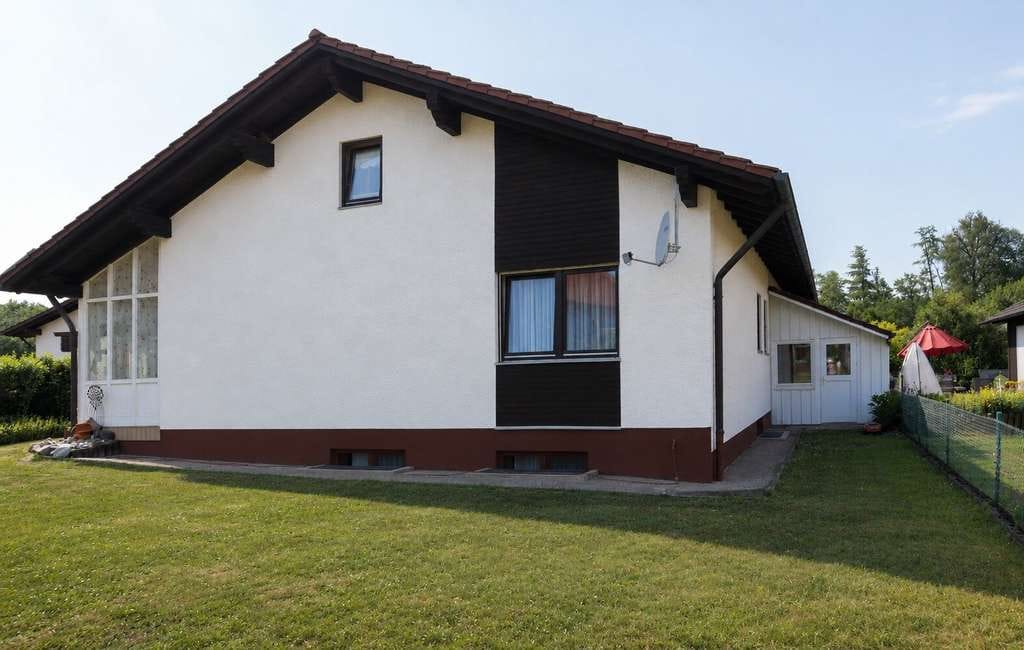 Immobilie in Eichendorf - ++ GROSSZÜGIGER BUNGALOW MIT WINTERGARTEN ++ AUSBAURESERVE ++ ATTRAKTIVE PV-ERTRÄGE ++  - Bild 3