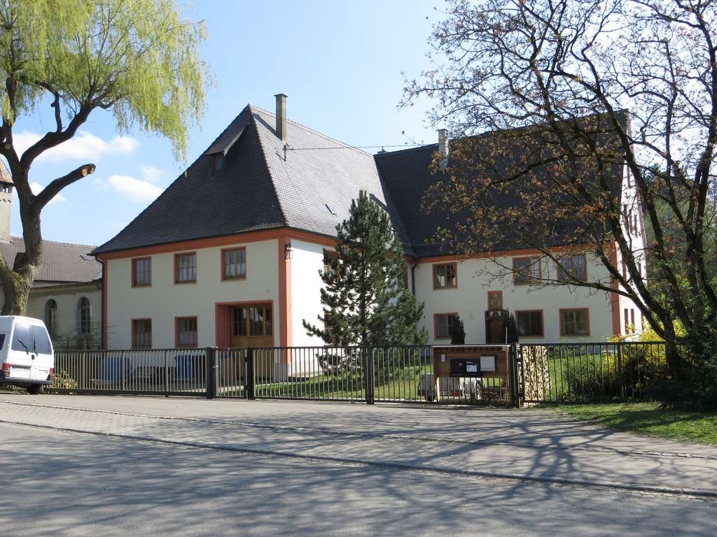 Immobilie in Schemmerhofen - Saniertes ehemaliges Mühlengebäude (Bj. 1745), 3 WE, Halle mit Werkstatt, PV-Anlage, Denkmal-AfA - Bild 0