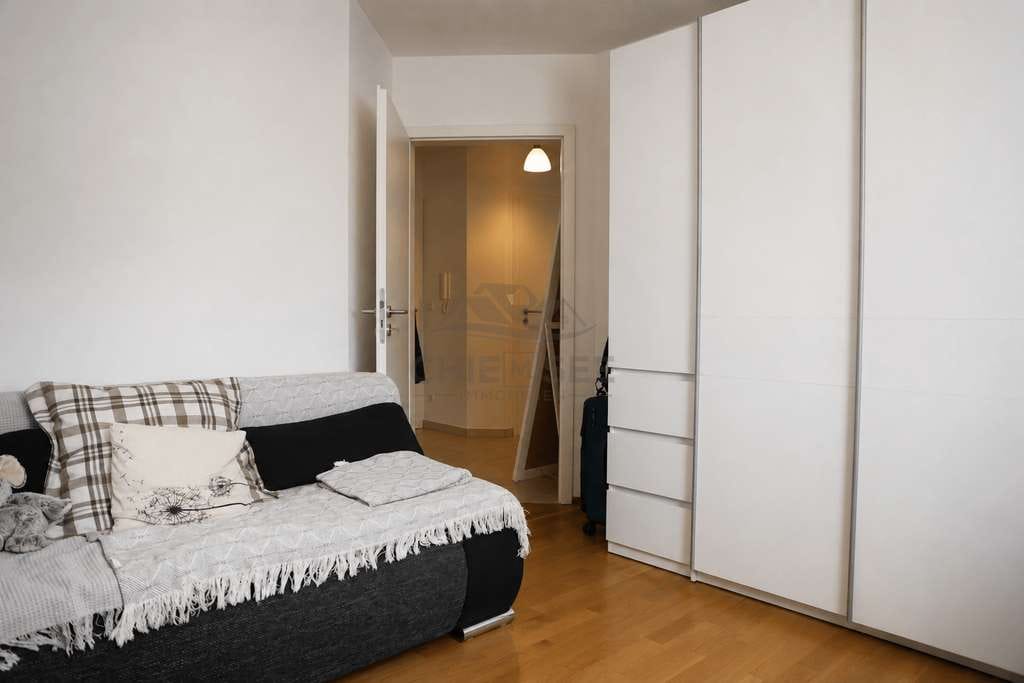 Immobilie in Rimsting - Lichtdurchflutete 3-Zimmer-Wohnung mit zwei Balkonen & Tiefgaragenstellplatz - Bild 4